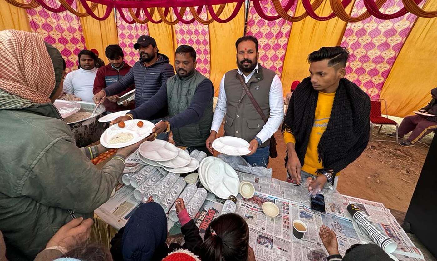रामलला के प्राकट्योत्सव पर लंगर लगाया गया